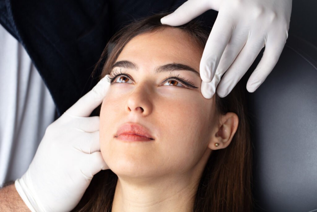 doctor demonstrating how eyelid stretching occurs